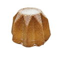 Pandoro doré avec un léger voile de sucre glace